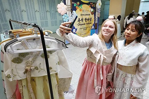 [소셜＋] "예쁘기만 하네"vs"전통 훼손"…체험한복 '전통성' 갑론을박