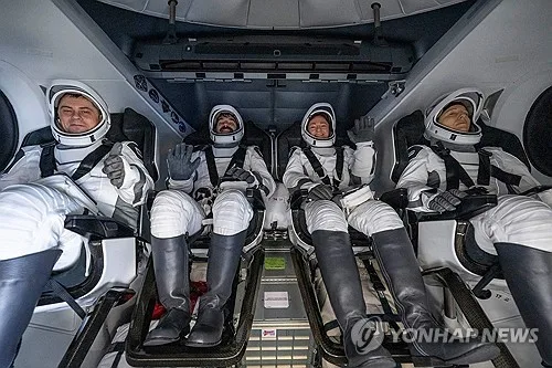 아픈 대원 빈자리 채웠던 우주비행사들, ISS서 8개월만에 귀환