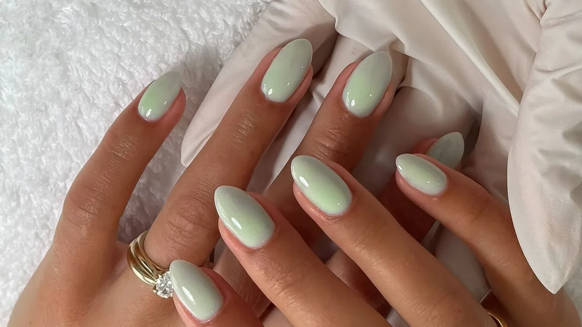 12 manicuras en verde menta con las que despedir el verano con un toque de color y frescura