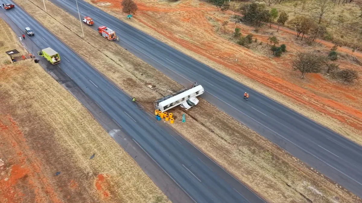 Carreta de combustível que tombou na BR-020 é retirada após 18 horas, e trânsito é retomado nos dois sentidos no DF