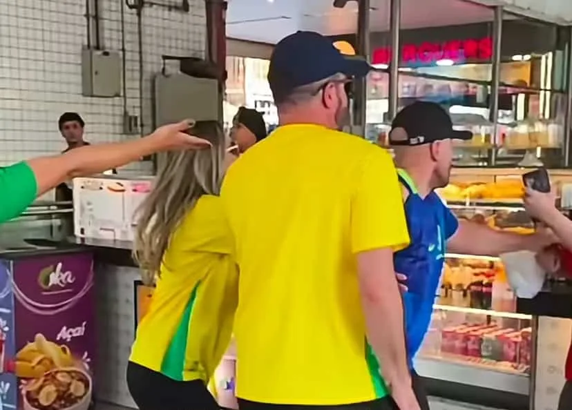 VÍDEO: Mulher de vermelho é agredida por bolsonaristas em estação de metrô de SP