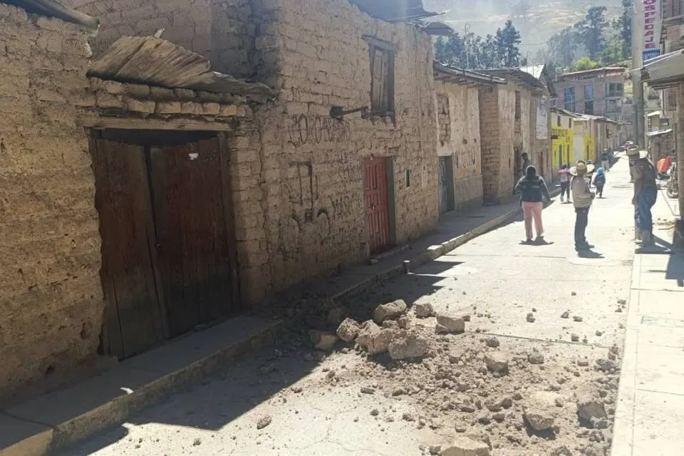 Perú declara en emergencia a cinco distritos afectados por terremoto de 7,2