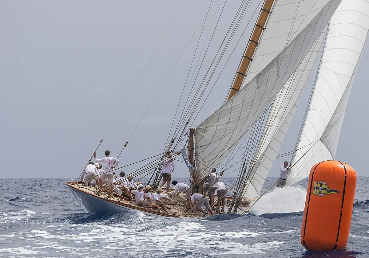 La Copa del Rey Repsol convierte Mahón en capital de la vela clásica