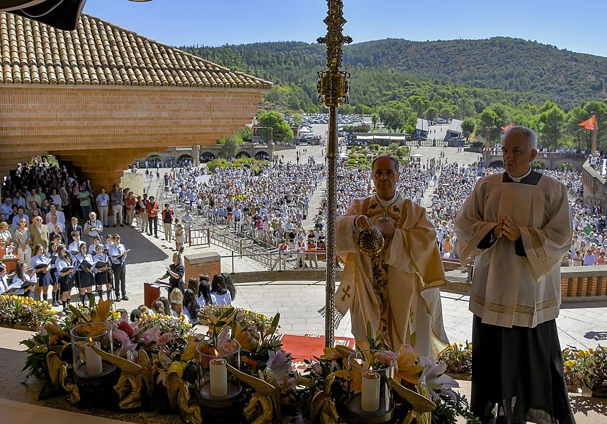 El comisario pontificio preside la fiesta en Torreciudad sin ninguna alusión al conflicto entre Barbastro y el Opus Dei