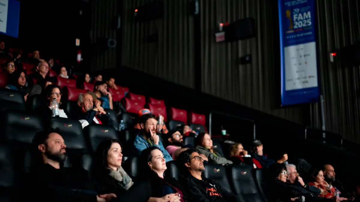 Filme com Bruna Linzmeyer vencedor do 'Goes to Cannes' abre festival de cinema mais antigo de SC
