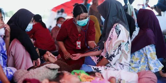 Indonésie : après le puissant séisme qui a fait au moins 51 morts, des milliers de personnes évacuées attendent de l’aide