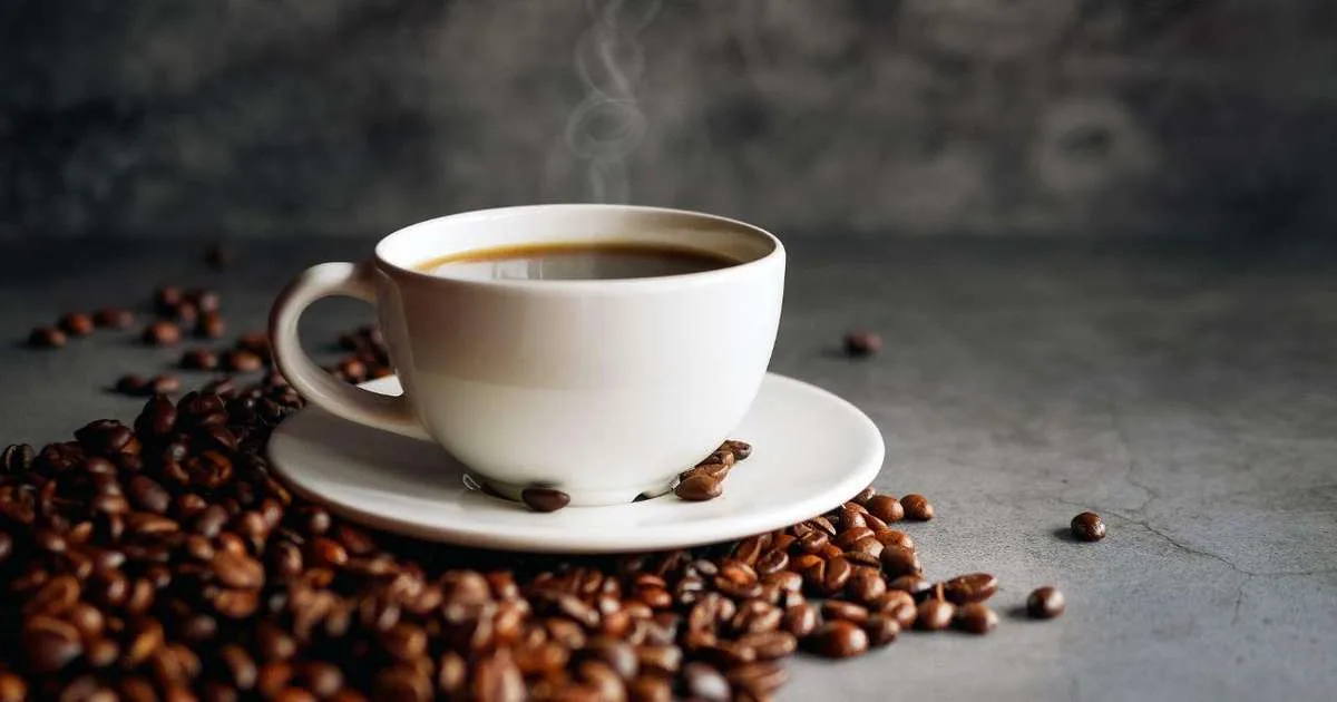 Café em jejum: hábito saudável ou risco à saúde?