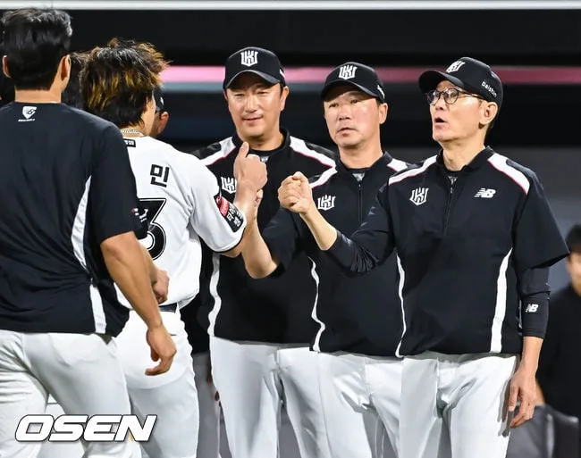 [사진]이강철 감독, 1위 탈환 안현민 덕분이야