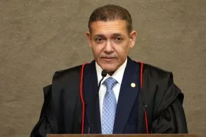 Nunes Marques restabelece filiação de Flávio ao PL e libera registro de candidatura