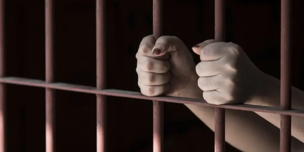 Detenida mujer por encadenar y aplicar trato cruel a su hijo de 7 años