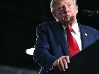 Une juge américaine déclare illégal le gel des visas imposé par Trump à 75 pays
