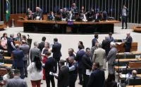 Flávio Bolsonaro vota à distância pelo fim da escala 6×1