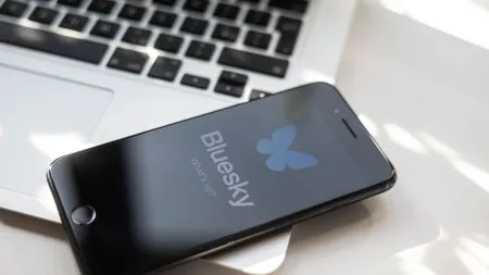 Bluesky bohrt KI-Tool „Attie“ auf – und bewirbt das lieber auf X
