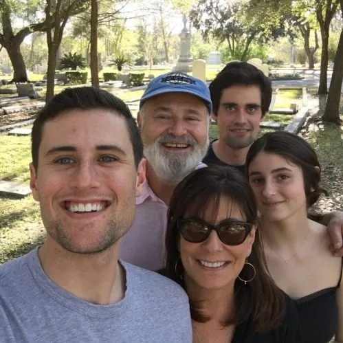 Jake Reiner dá primeira entrevista sobre assassinato dos pais, Rob e Michele, e revela se teve contato com o irmão preso pelo crime Jake Reiner dá primeira entrevista sobre assassinato dos pais e desabafa sobre tragédia familiar: "Nunca vou entender" (Foto: Reprodução/Instagram; Getty)