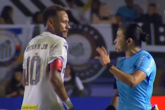 Fora de clássico, Neymar discute com especialista em leitura labial na rede social
