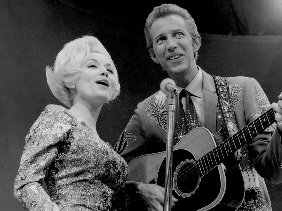 La vida y trayectoria de Dolly Parton, la leyenda de la música country