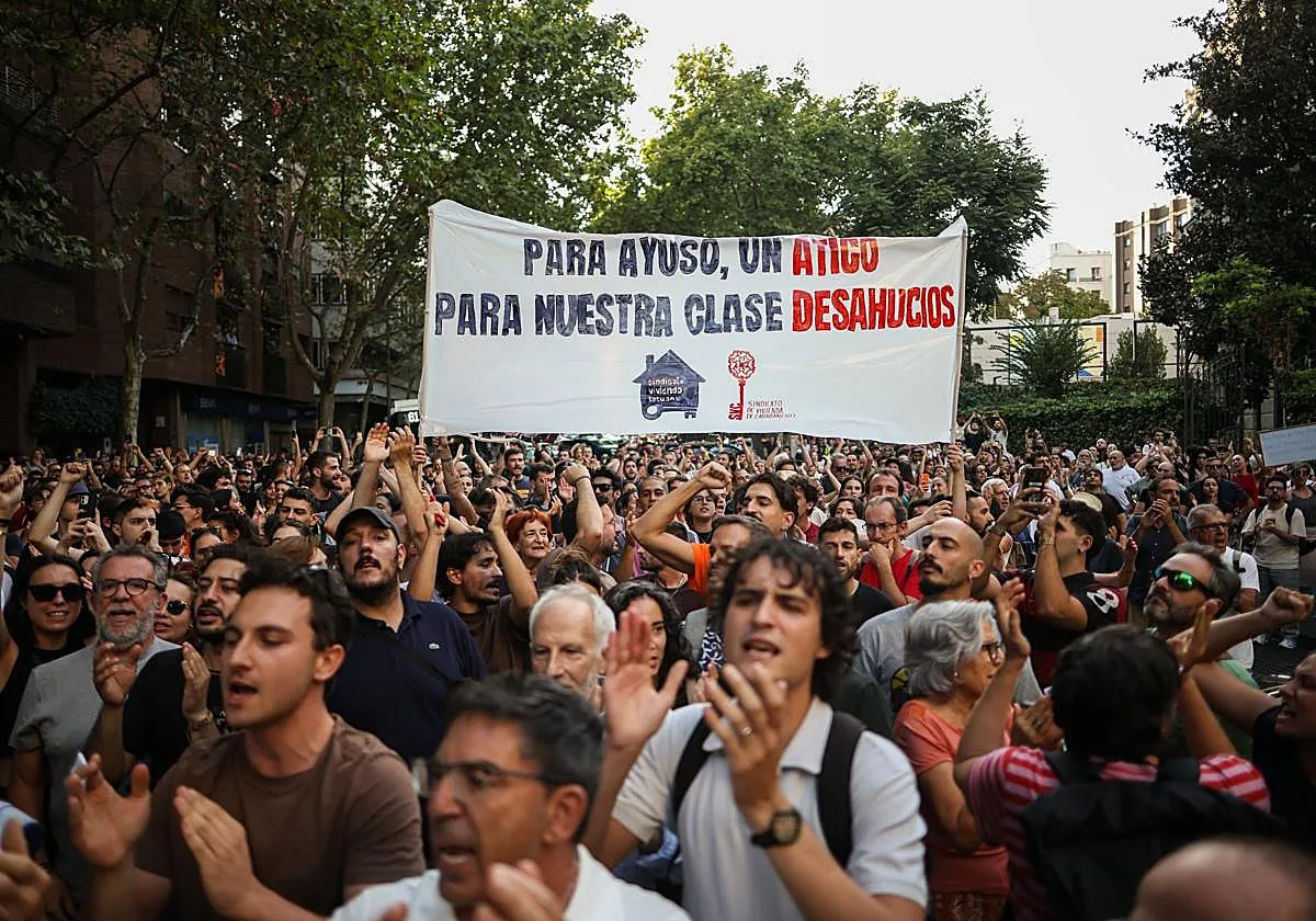 Centenares de personas se concentran frente al ático de Chamberí al grito de «vergüenza» y «fuera fondos buitre»