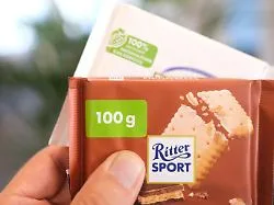 Aufkleber verdeckt Werbespruch: Darum klebt Ritter Sport derzeit Sticker auf seine Schoko-Tafeln