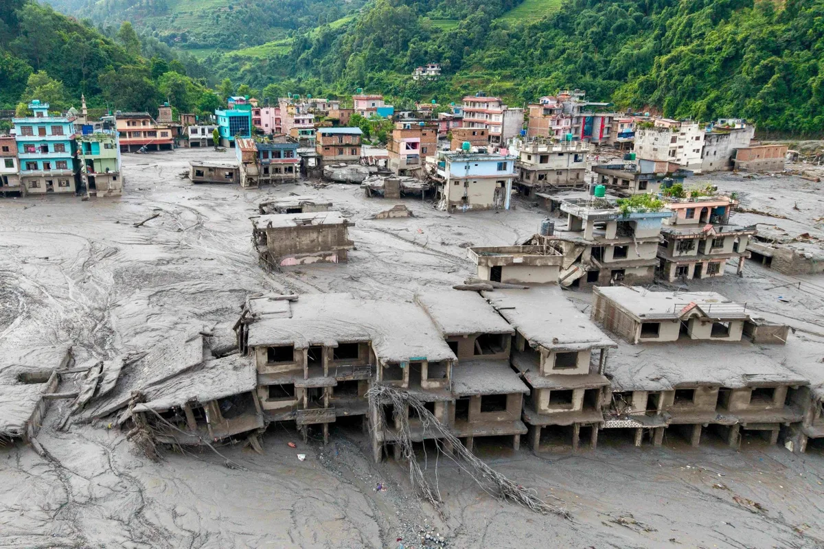 Dos lagos amenazan a Nepal con nuevas inundaciones mientras crece el número de víctimas de la catástrofe