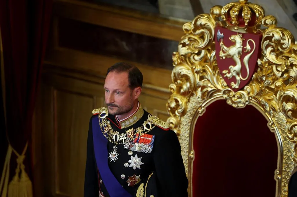 Haakon VIII presta juramento ante el Parlamento noruego sin Mette-Marit a su lado