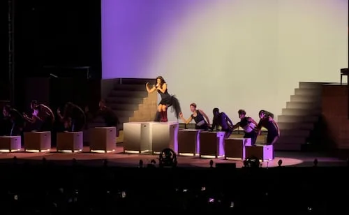 En su primera noche en CDMX, Rosalía ofrece espectáculo con bailarinas de ballet y orquesta en vivo; Kenia Os la acompaña en el escenario