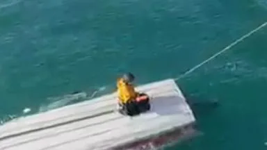 15-Jähriger treibt tagelang im eiskalten Meer