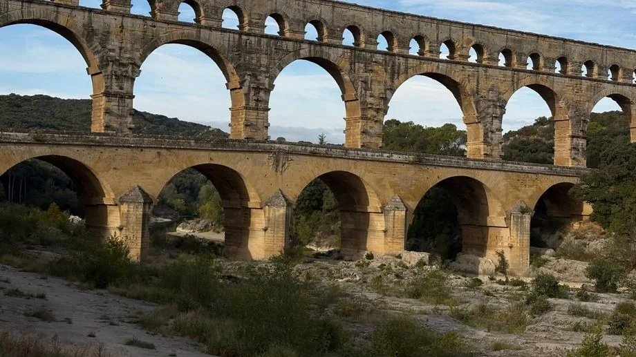Mort du pilote de paramoteur au Pont-du-Gard : "Il tentait de retraverser le pont", le témoignage du maire de la commune