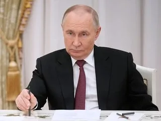 Guerre en Ukraine : Donald Trump promulgue une loi imposant de nouvelles sanctions contre la Russie
