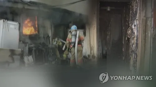 경주 주택서 불…진화 중 건물 일부 붕괴로 소방관 1명 부상