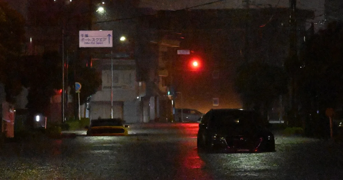 2キロ離れた自宅まで7時間の夜 記者も冠水した道路で立ち往生