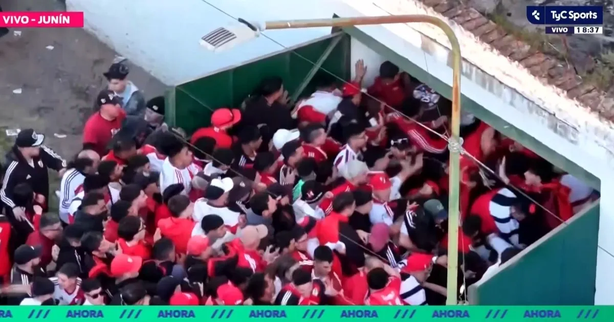 Incidentes en Junín con los hinchas de River: desbordes en los ingresos y la policía arrojó gas pimienta contra la gente