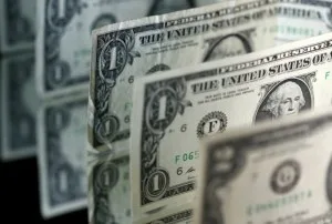 Dólar hoje sobe a R$ 5,01 com pesquisa eleitoral, na contramão do exterior