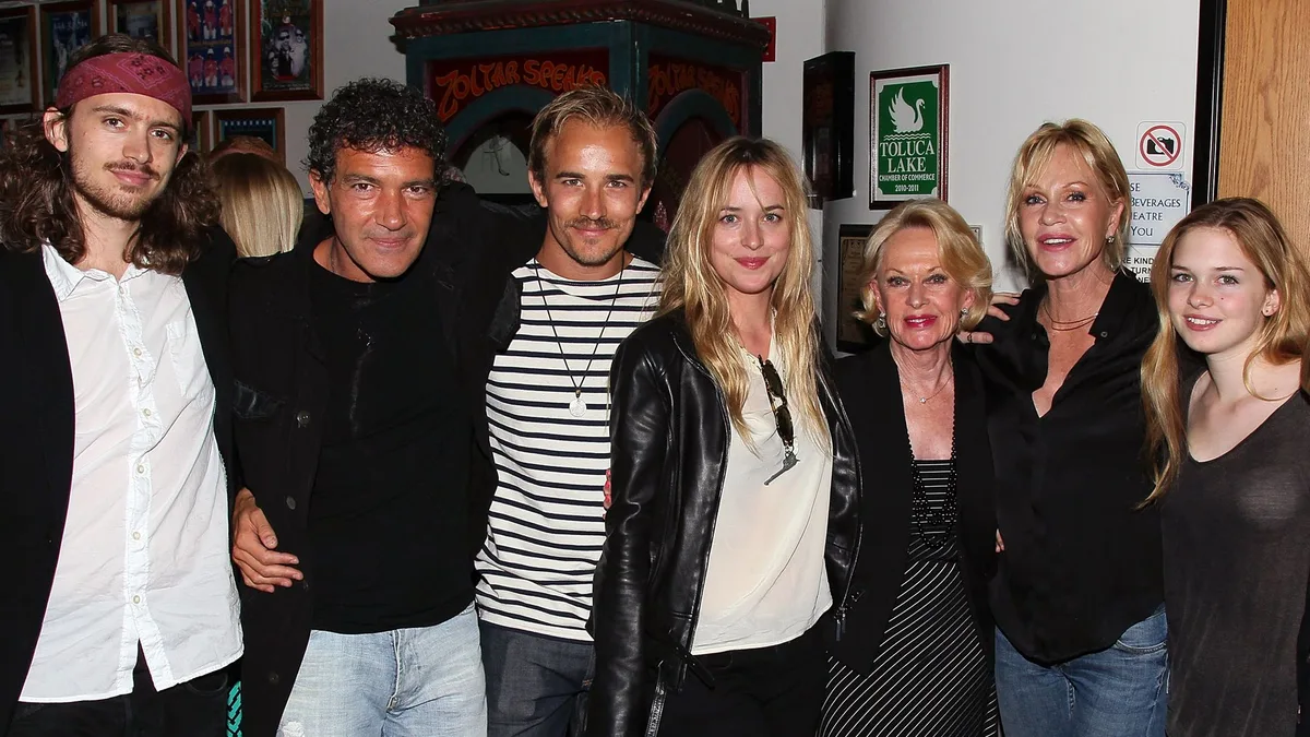 Quién es quién en la familia supernumerosa que comparten Antonio Banderas, Melanie Griffith y Don Johnson: 7 hermanos y 3 historias de amor