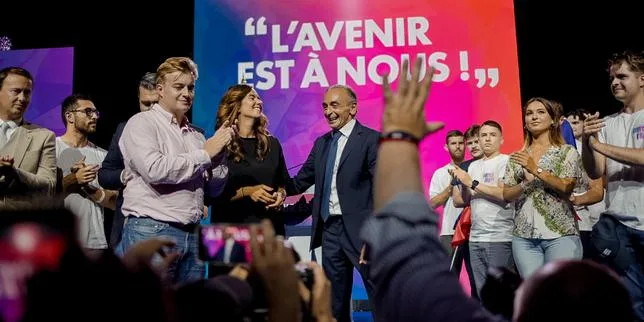 Présidentielle 2027 : le « fan-club » de Sarah Knafo repart en campagne pour soutenir Eric Zemmour et ses thèmes de la « remigration » et du « grand remplacement »