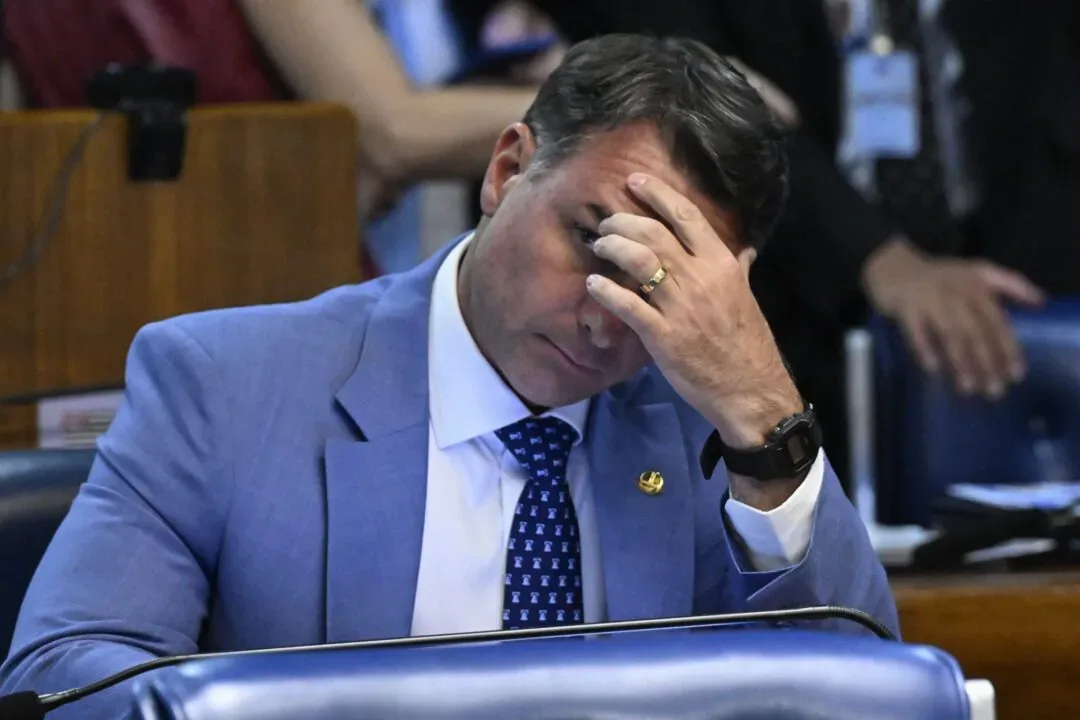 Cidades brasileiras registram panelaços antes de entrevista de Flávio Bolsonaro ao Jornal Nacional