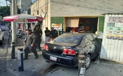 Jetta se estrella contra una tortillería y un puesto de periódicos en Peralvillo; un menor resultó herido y fue trasladado a un hospital