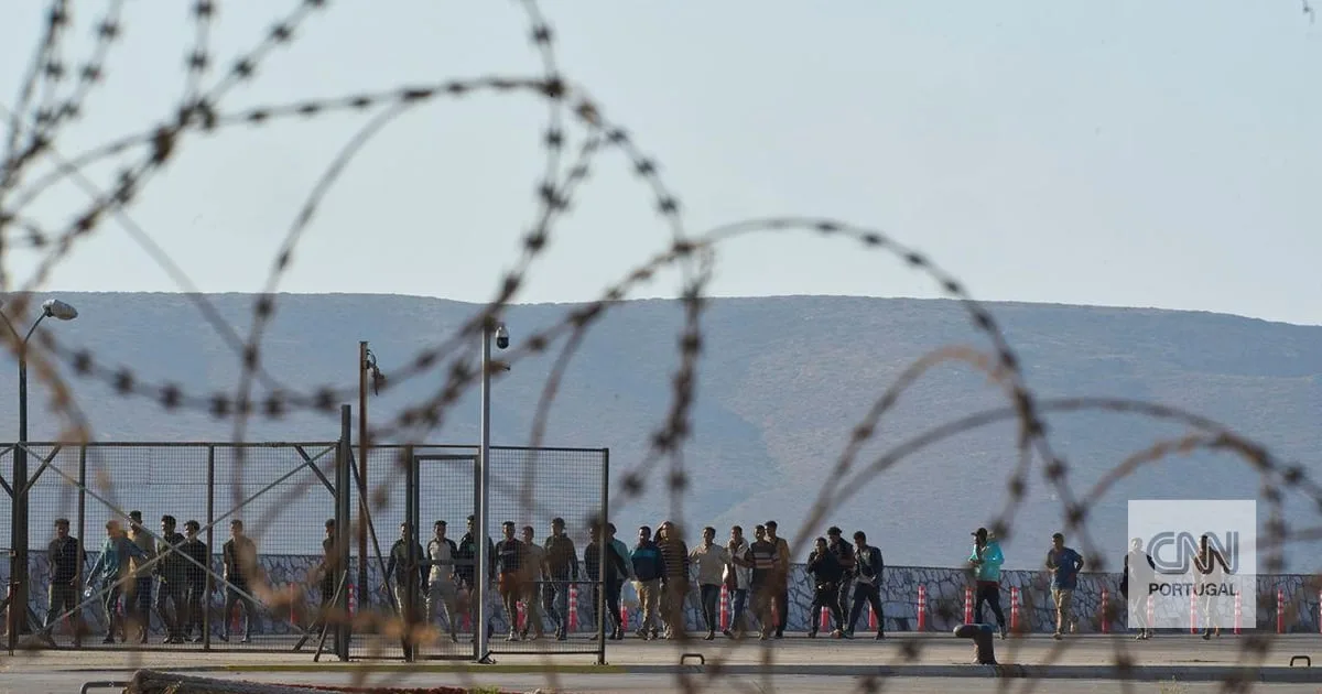 17 detidos e cinco feridos após confrontos em centro de detenção de migrantes na Grécia