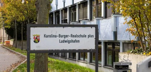 Karolina-Burger-Realschule in Ludwigshafen: Bildungsministerin Ute Eilig-Hüting greift durch