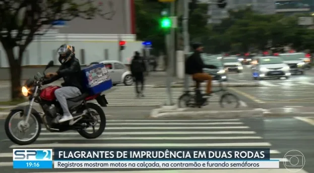 Motociclistas são flagrados furando sinais e circulando na contramão em SP; nem todos os radares conseguem multar infratores