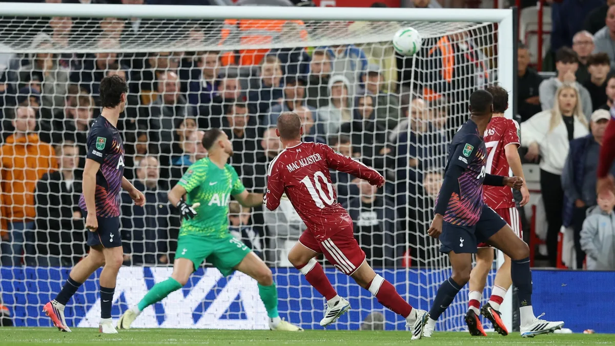 Derechazo al ángulo y asistencia: el show de Mac Allister en la clasificación del Liverpool ante Tottenham por la Copa de la Liga