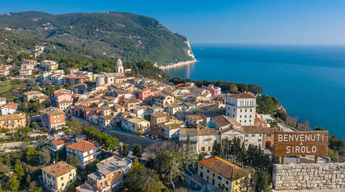 Sirolo, el pueblo medieval de Italia con playas vírgenes sobre el Adriático