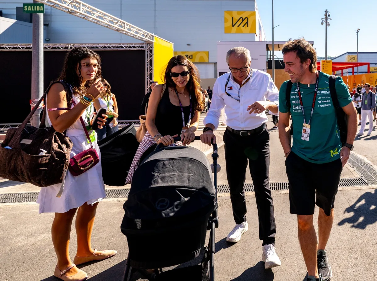 Una procesión F1 bajo el asfalto, despistes en Ifema y la llegada de Alonso con carrito de bebé: "Tenemos Fernando para 10 años más... bueno, para cinco"