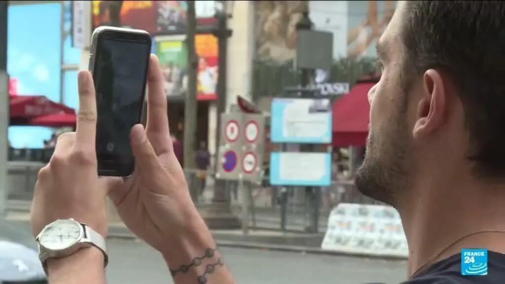 France : la loi sur l'interdiction des réseaux sociaux aux moins de 15 ans censurée