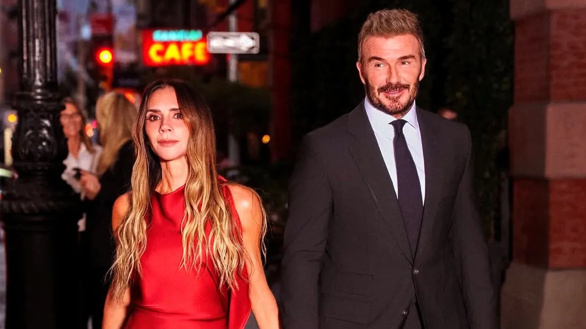 Victoria Beckham deslumbra con un vestido rojo de seda junto a David en una noche clave para su imperio de belleza