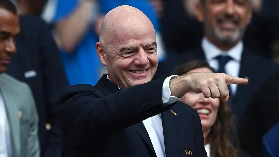"Vejo-o no cabeleireiro": a resposta insólita de Infantino a jornalista... careca