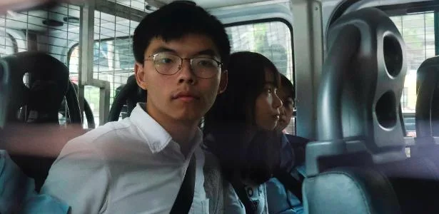 Joshua Wong admite conspiração e pode pegar prisão perpétua em Hong Kong