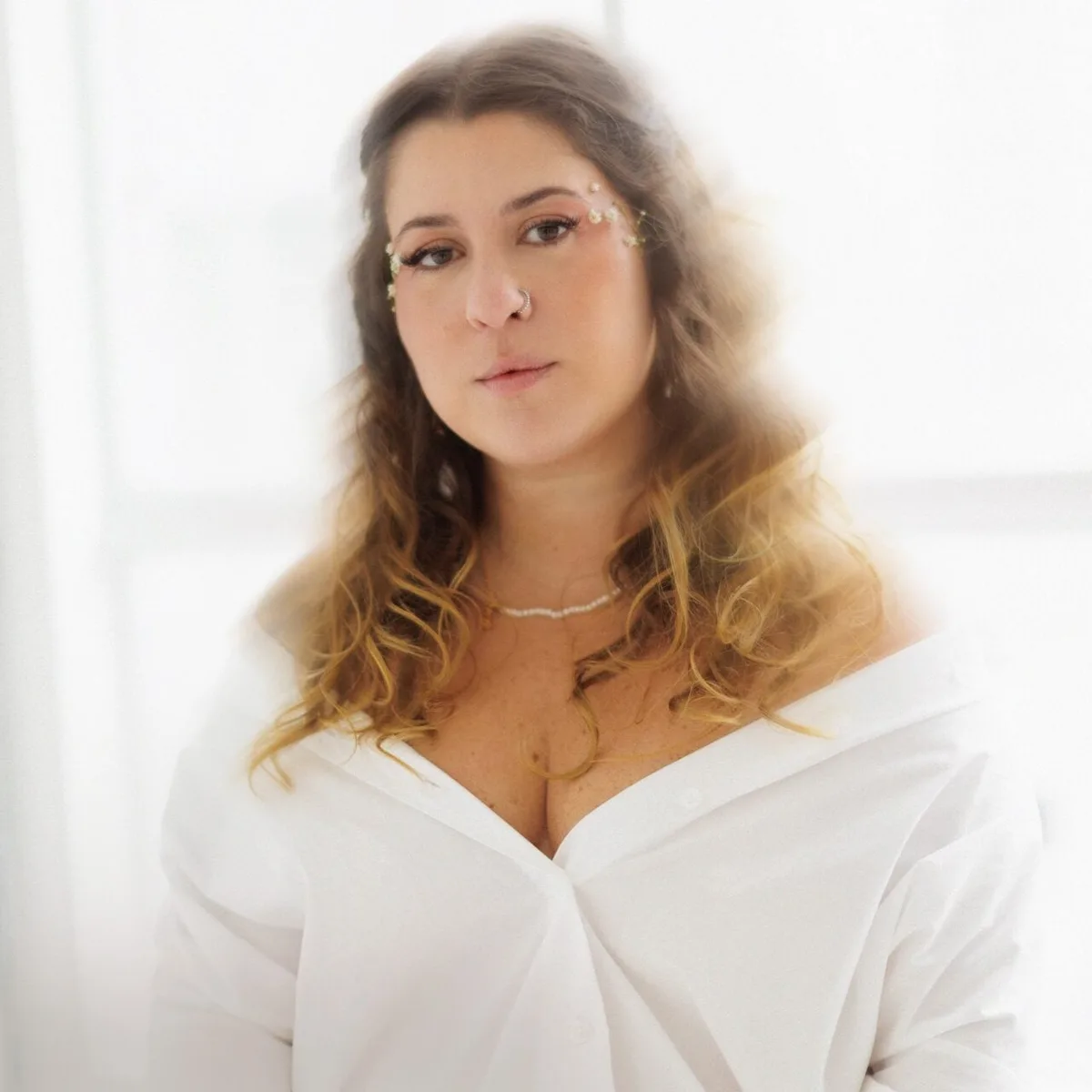 Cantora de Curitiba Barbara Campelli faz show com canções de seu primeiro disco