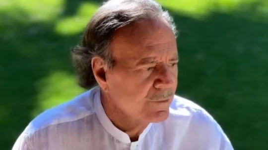 Julio Iglesias, ante un nuevo revés judicial: la Fiscalía española respaldó avanzar con las denuncias por abuso sexual