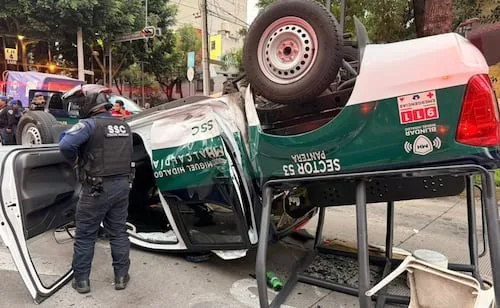 Patrulla de la Policía Auxiliar vuelca tras chocar con un vehículo particular en la colonia Condesa; dos policías resultaron lesionados