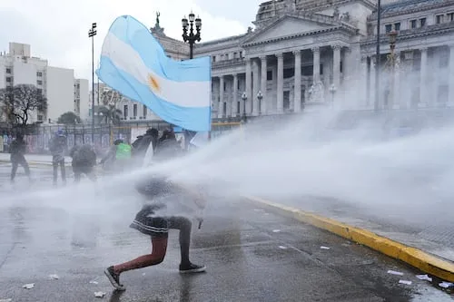 Manifestantes y policías chocan en Argentina; protestan por recortes de Milei a universidades